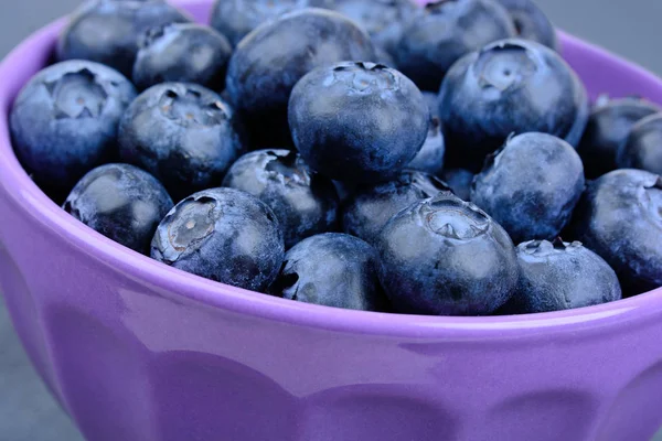 Blueberry dalam mangkuk keramik ungu — Stok Foto