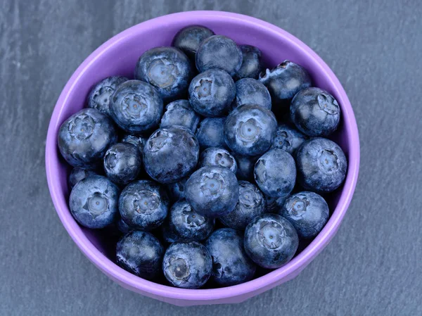 Bowl dengan blueberry pada slate — Foto Stok Gratis