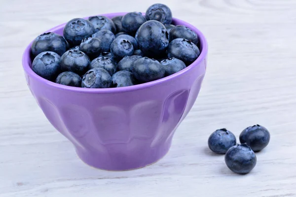 Blueberry dalam mangkuk keramik di atas meja — Stok Foto