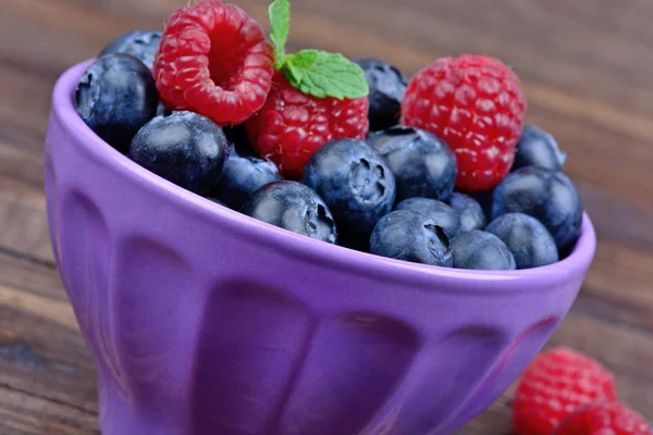 覆盆子和蓝莓图碗 — 图库照片