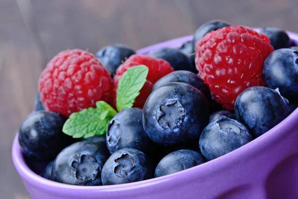 蓝莓和覆盆子在陶瓷碗里 — 图库照片