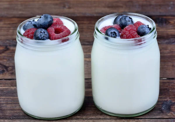 Bagas com iogurte em frascos transparentes — Fotografia de Stock