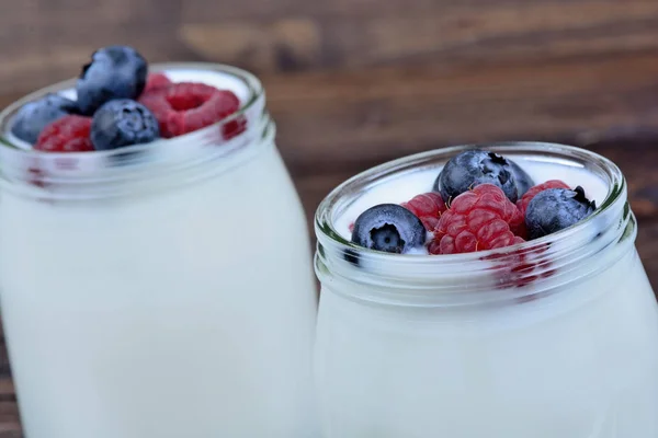 Bagas sortidas com iogurte em um copo de jarros — Fotografia de Stock