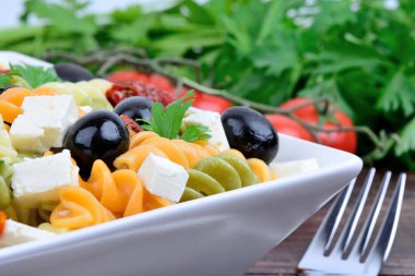 Tablo bir tabakta sebze ile renkli düdük