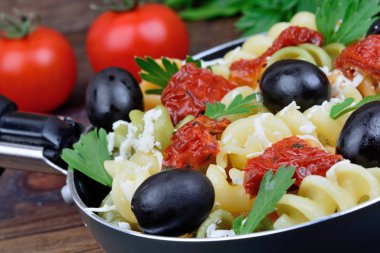 Makarna ve sebze tablo ile pan