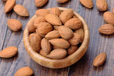 Masada bir bambu kasede birçok badem