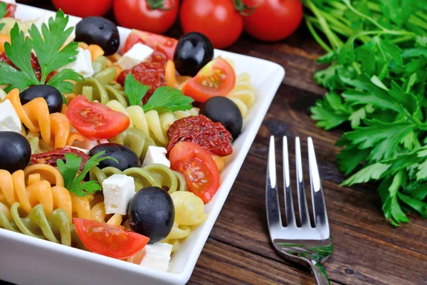 Pasta con verdure in un piatto e una forchetta — Foto Stock