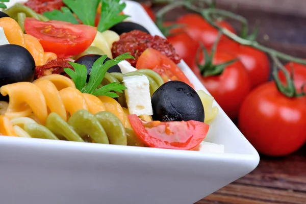 Fusilli con tomate, queso y oliva en un bol — Foto de Stock