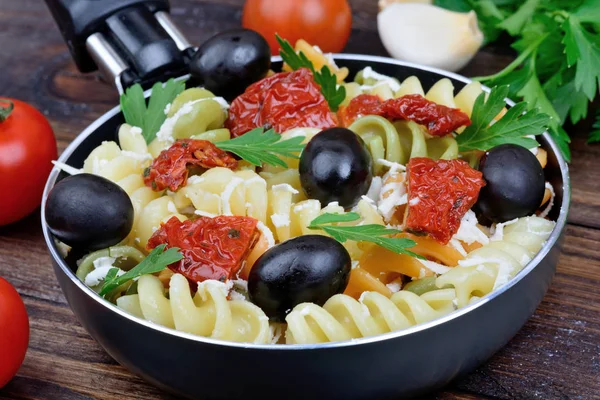 Fusilli avec olive, fromage et tomate dans une casserole sur la table — Photo