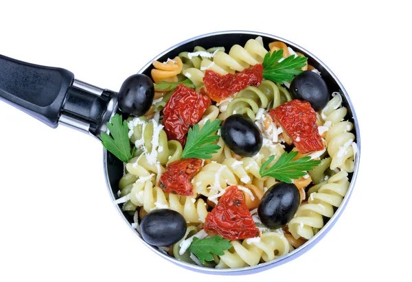Barevné těstoviny fussilli s zeleniny na pánvi na bílém pozadí — Stock fotografie