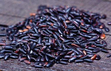 Grup siyah pirinç masada