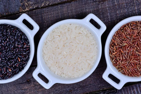 Rýže v keramické misky na stole — Stock fotografie