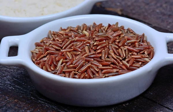 Skålar med röda och vita ris på bordet — Stockfoto