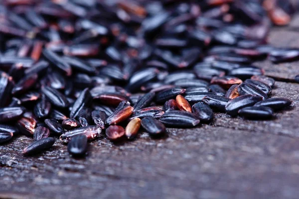 Heap of black rice on table — Stock Photo, Image