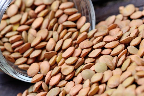 Yeşil mercimek masada kavanoz dışarı dökülen