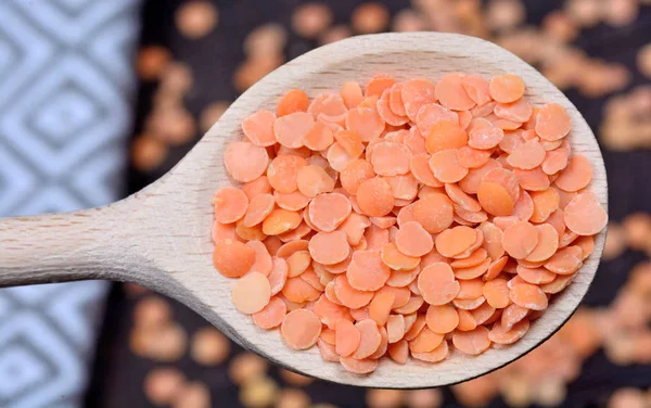 Colher com muitas lentilhas vermelhas — Fotografia de Stock