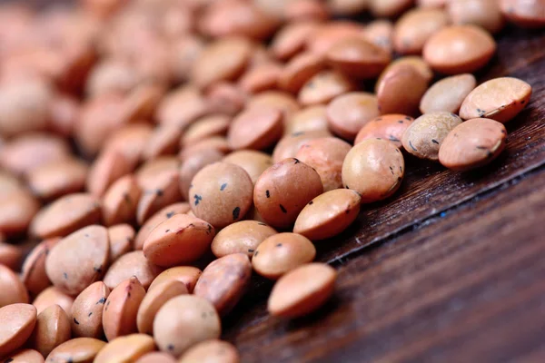 Banyak kacang coklat di atas meja — Stok Foto