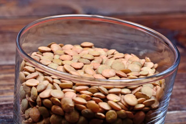 Kacang hijau dalam mangkuk transparan di atas meja — Stok Foto