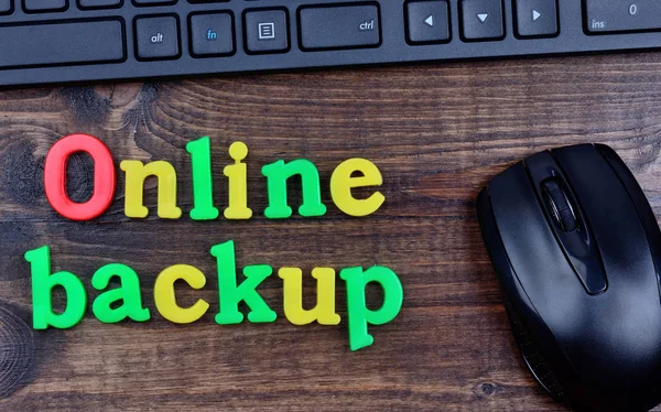 Online Backup Wörter auf dem Tisch — Stockfoto