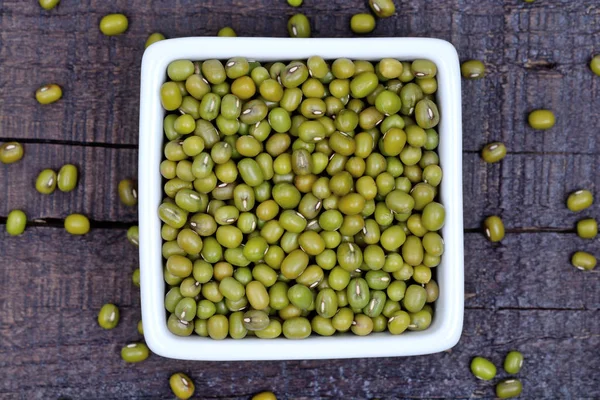 Frijoles mungo en un tazón de cerámica en la mesa — Foto de Stock