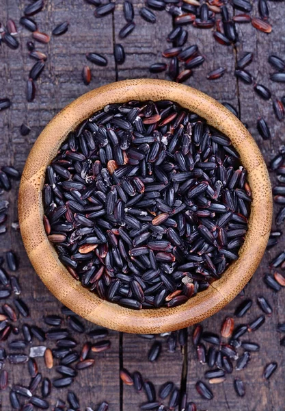 Black rice in a bamboo bowl — Stock Photo, Image