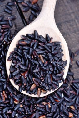 Siyah bir kaşık pirinç