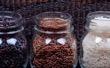 Kavanoz pirincin farklı tipleri ile