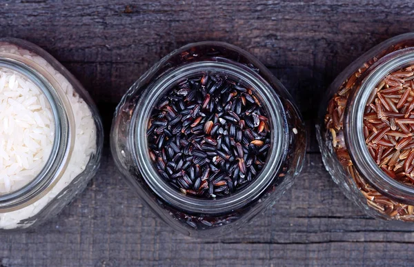 Vários tipos de arroz em uns jarros na mesa — Fotos gratuitas