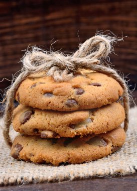 Tahta masadaki kurabiyeler