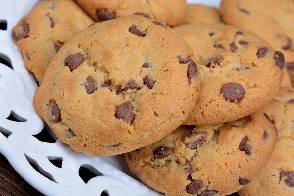 Wiele plików cookie w talerz na stole — Zdjęcie stockowe