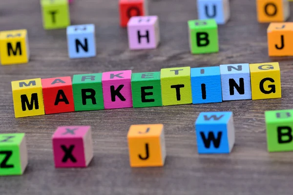 Parola di marketing sul tavolo — Foto Stock