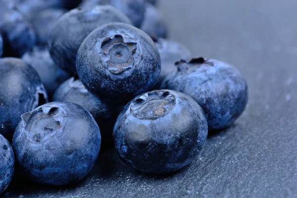 Tumpukan blueberry di batu tulis — Stok Foto