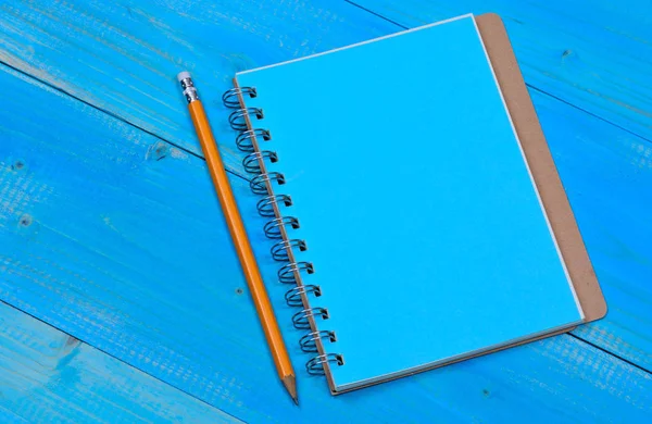 Caderno vazio com lápis na mesa de madeira — Fotografia de Stock