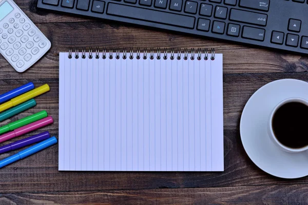 Notizblock mit Kaffeetassenrechner und Tastaturcomputer — Stockfoto