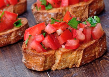 Bruschetta domates ve sarımsak ahşap tablo