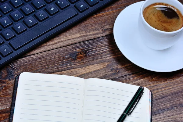 Notizbuch mit Tastatur und Kaffeetasse — Stockfoto