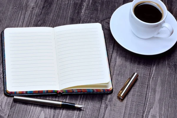Leeres Notizbuch mit Füllfederhalter und Kaffee — Stockfoto