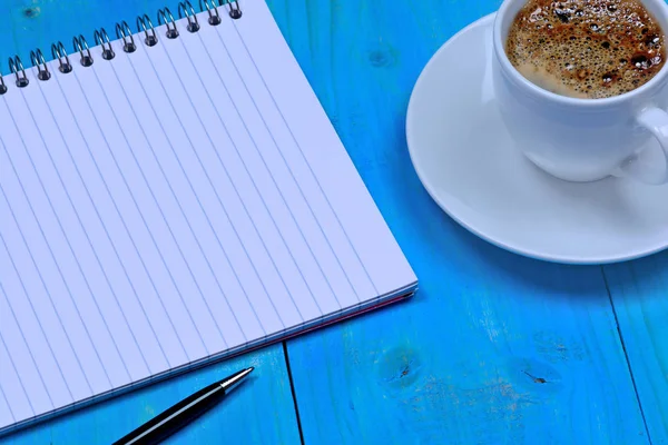 Cuaderno con pluma y café en el escritorio — Foto de Stock