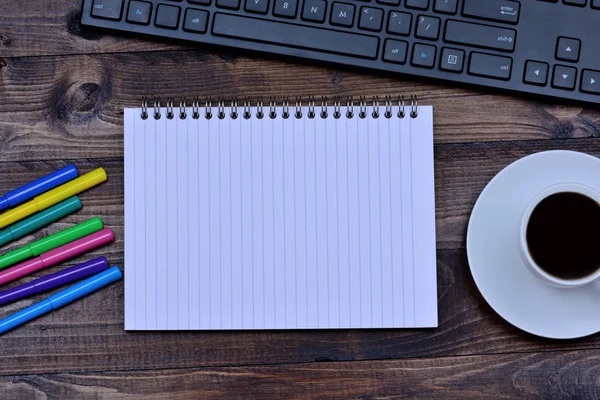 Notebook com marcador colorido e computador teclado — Fotografia de Stock