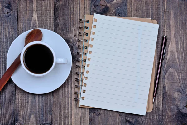 Anteckningsbok med kaffekoppen på bordet — Stockfoto