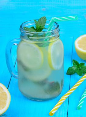 Temiz su ile meyve cam kavanozda