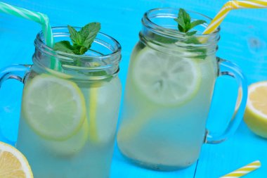 Taze narenciye limonata mason kavanoz masada