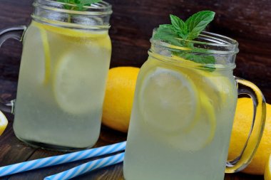 Mason kavanoz ahşap masa üzerinde taze limonata