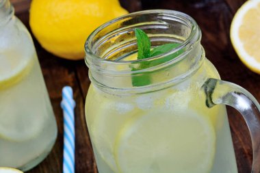 Mason kavanoz masada soğuk taze limonata