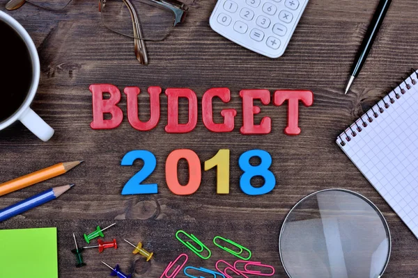 Бюджет 2018 на столе — стоковое фото