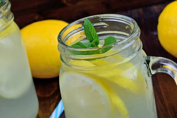 Limonade in Einmachgläsern auf dem Tisch — Stockfoto