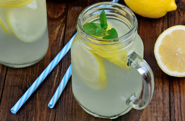 Nane mason kavanoz ile taze organik limonata — Stok fotoğraf