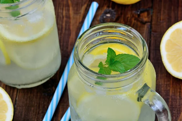 Kalte frische Zitruslimonade in Einmachgläsern auf dem Tisch — Stockfoto