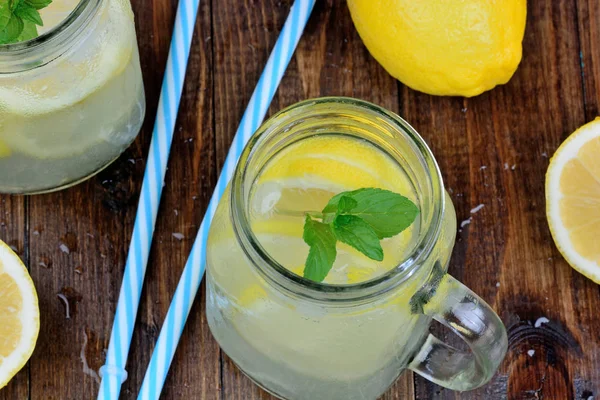 Frische Bio-Limonade mit Minze im Einmachglas auf dem Tisch — Stockfoto