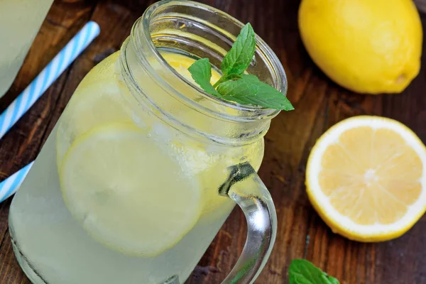 Wasser mit Limonade und Minze in Einmachgläsern — Stockfoto